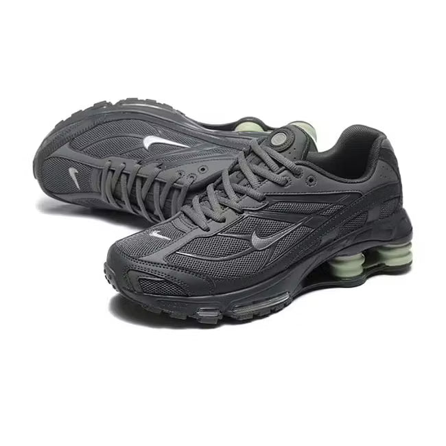 Nike-skor i silver och svart