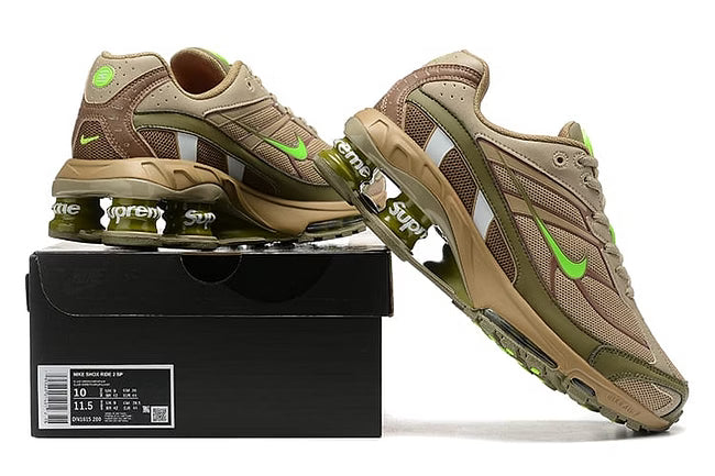 Nike-skor i grönt och brunt med Supreme-märke