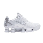 Nike-skor i silvervitt som ger din vardagslook en sportig touch