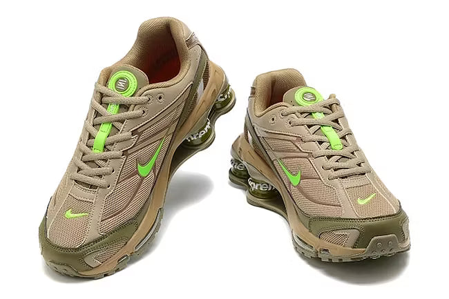 Nike-skor i grönt och brunt med Supreme-märke