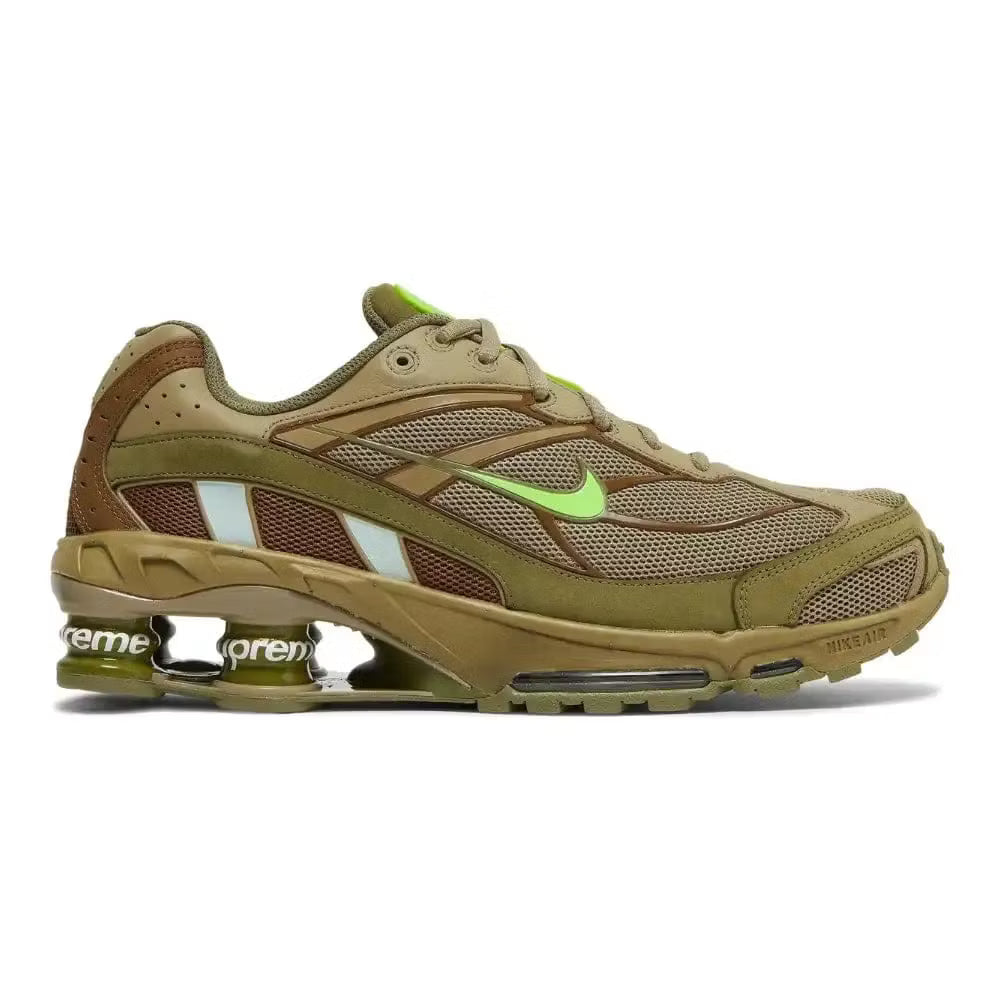 Nike-skor i grönt och brunt med Supreme-märke