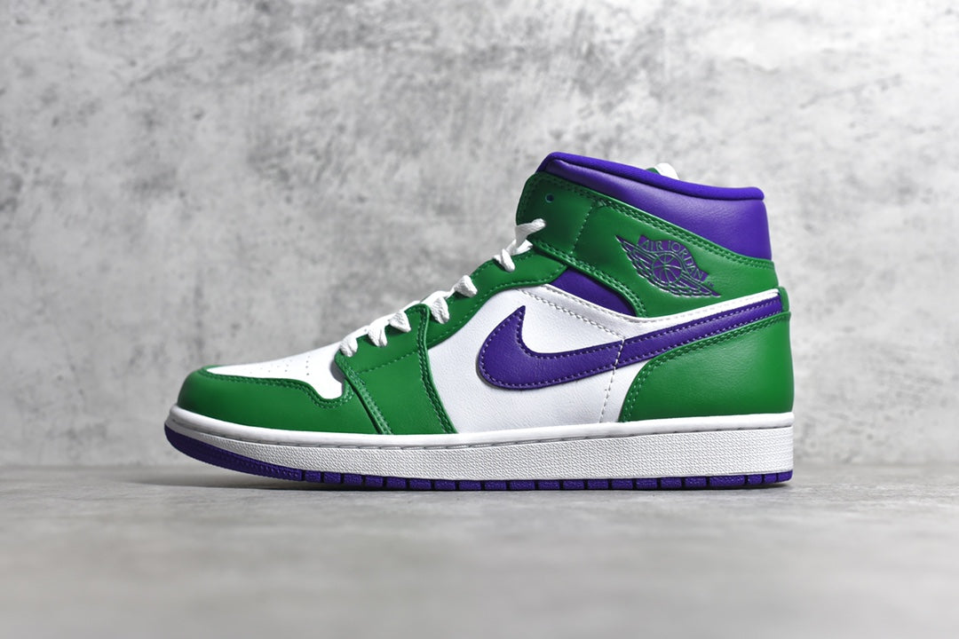Air Jordan 1 Mid herrsko i grönt, vitt och lila, visad från sidan