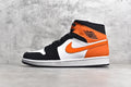 Air Jordan 1 Mid herrsko i orange, svart och vitt, visad från sidan