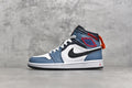 Air Jordan 1 Mid damsko i blågrått, vitt och svart med röda och orange detaljer