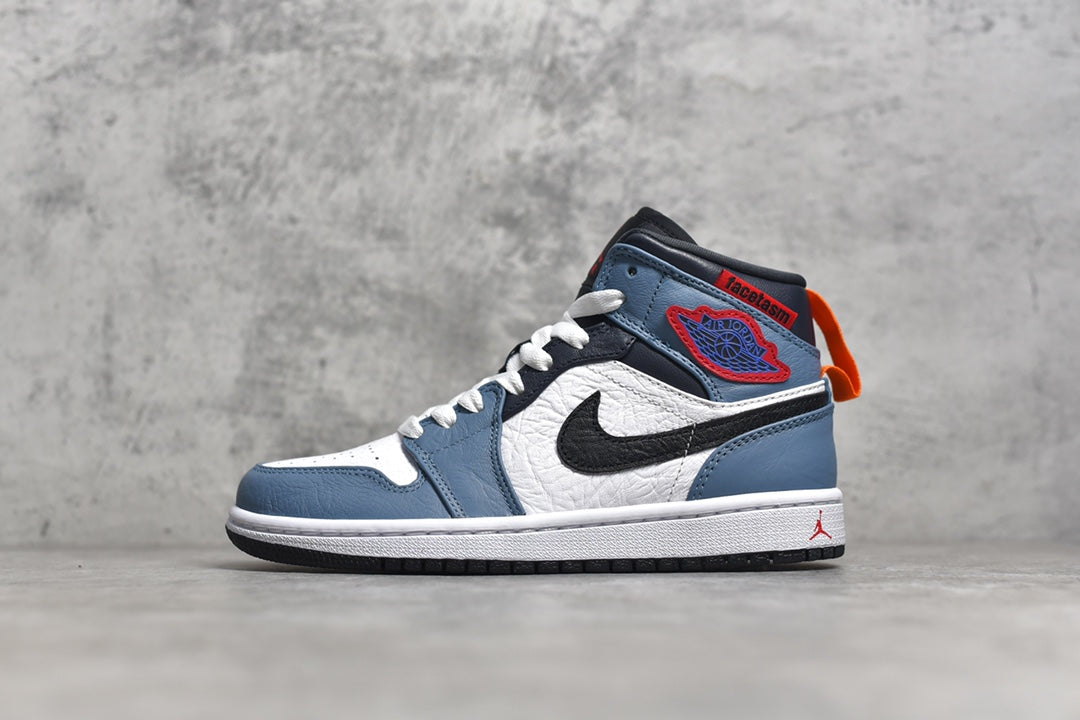 Air Jordan 1 Mid damsko i blågrått, vitt och svart med röda och orange detaljer