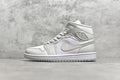 Vit och silverfärgad Air Jordan 1 Mid damsko i sidoprofil