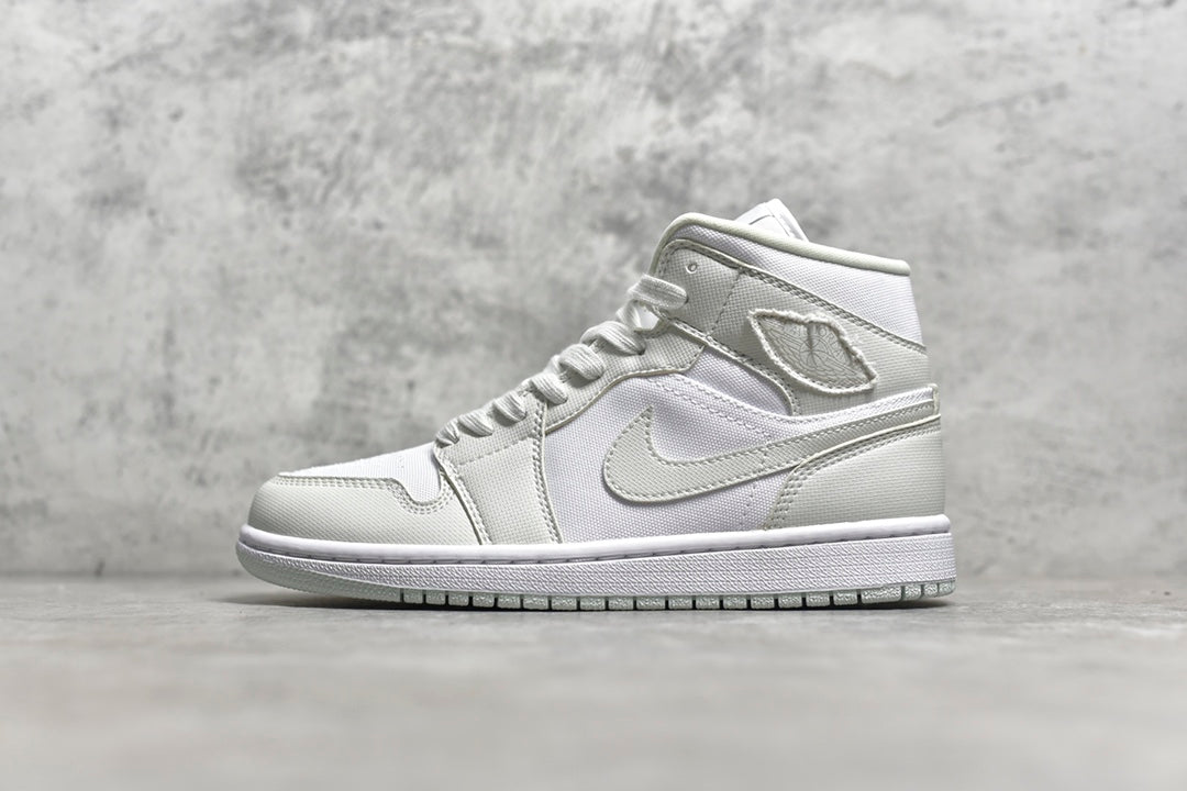 Vit och silverfärgad Air Jordan 1 Mid damsko i sidoprofil