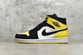 Air Jordan 1 Mid herrsko i gult, svart och vitt, visad från sidan
