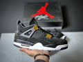 ”Air Jordan 4 Retro Royalty – svart och guld”.