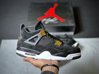 ”Air Jordan 4 Retro Royalty – svart och guld”.