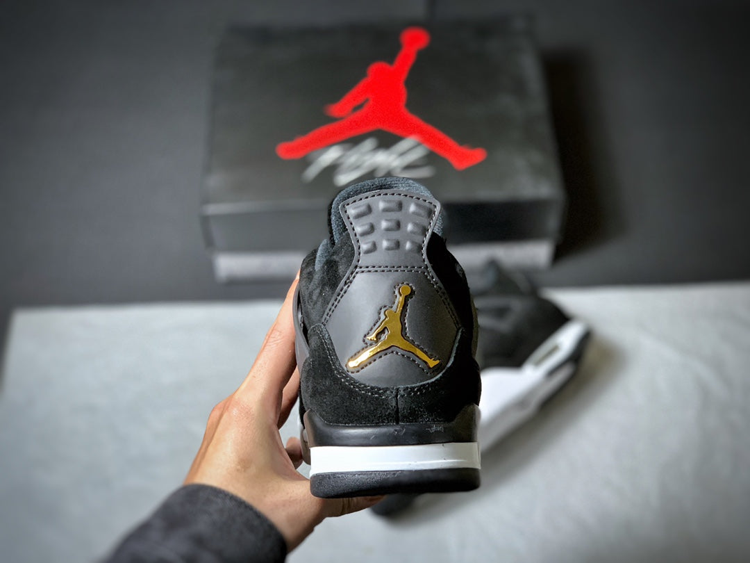 ”Air Jordan 4 Retro Royalty – svart och guld”.