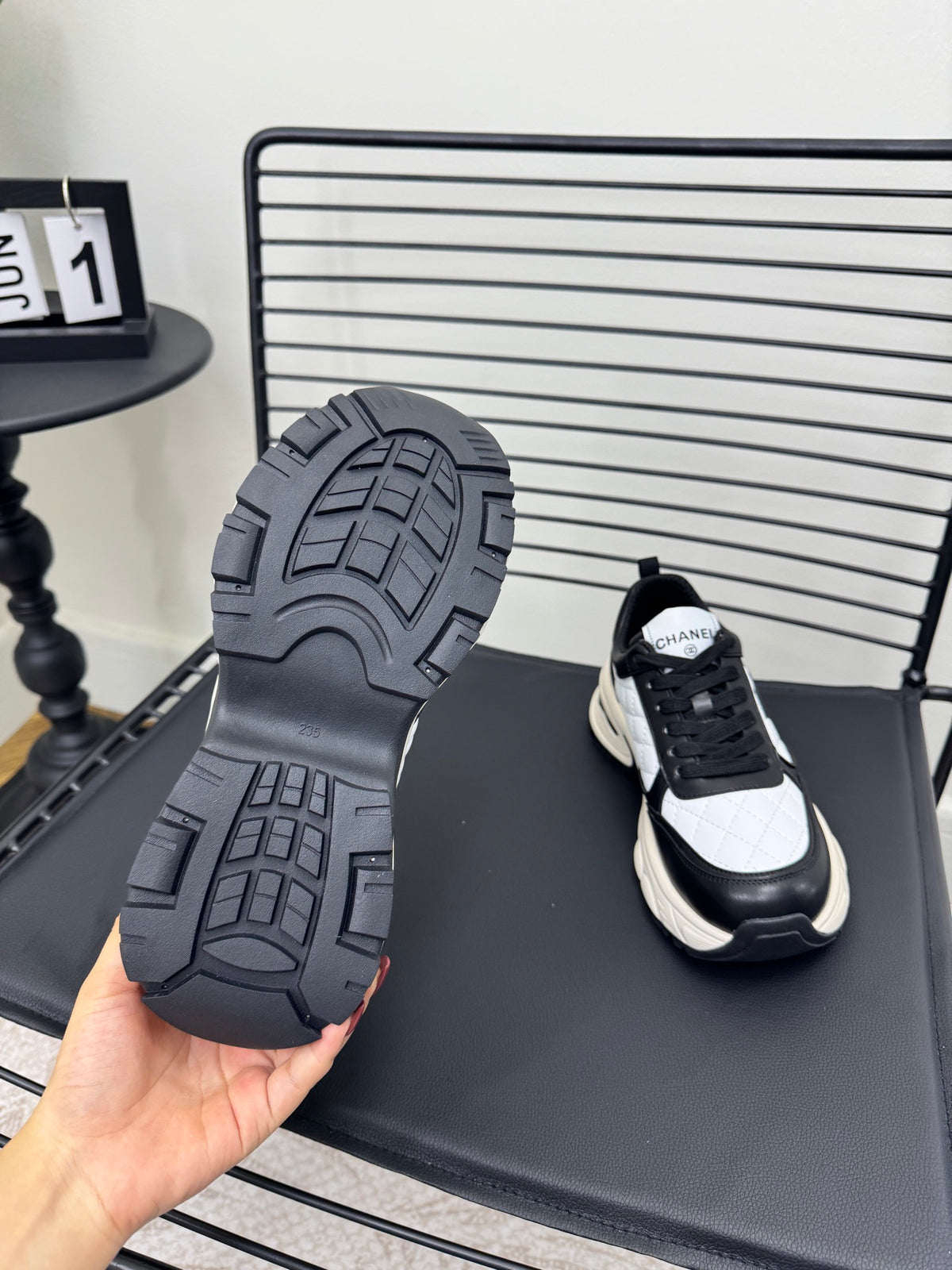 Chanel 25C – vita sneakers med färgblock