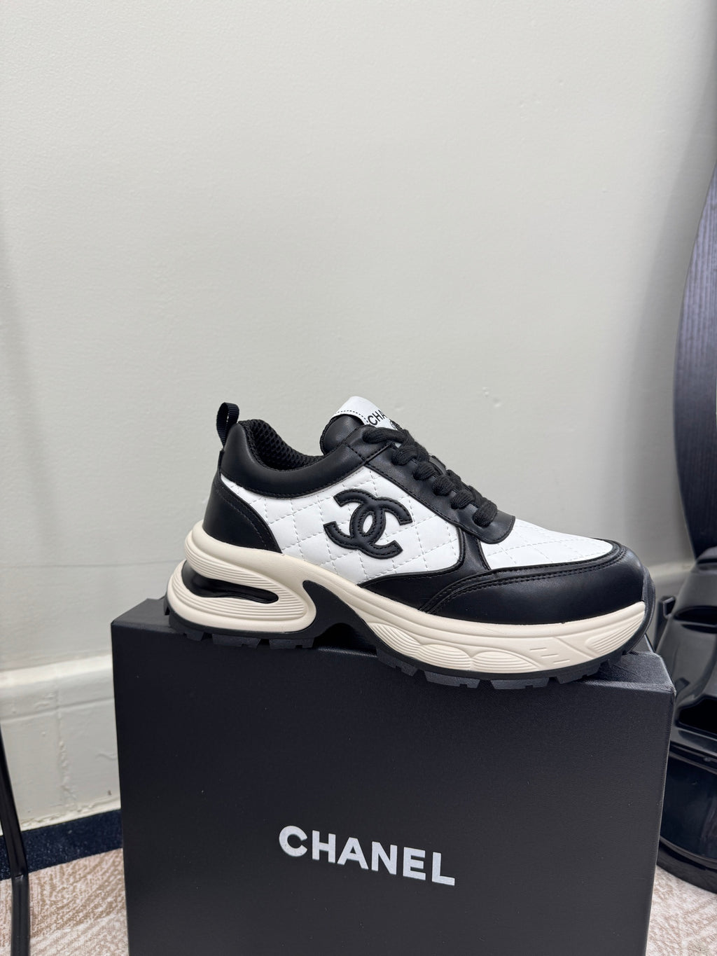Chanel 25C – vita sneakers med färgblock