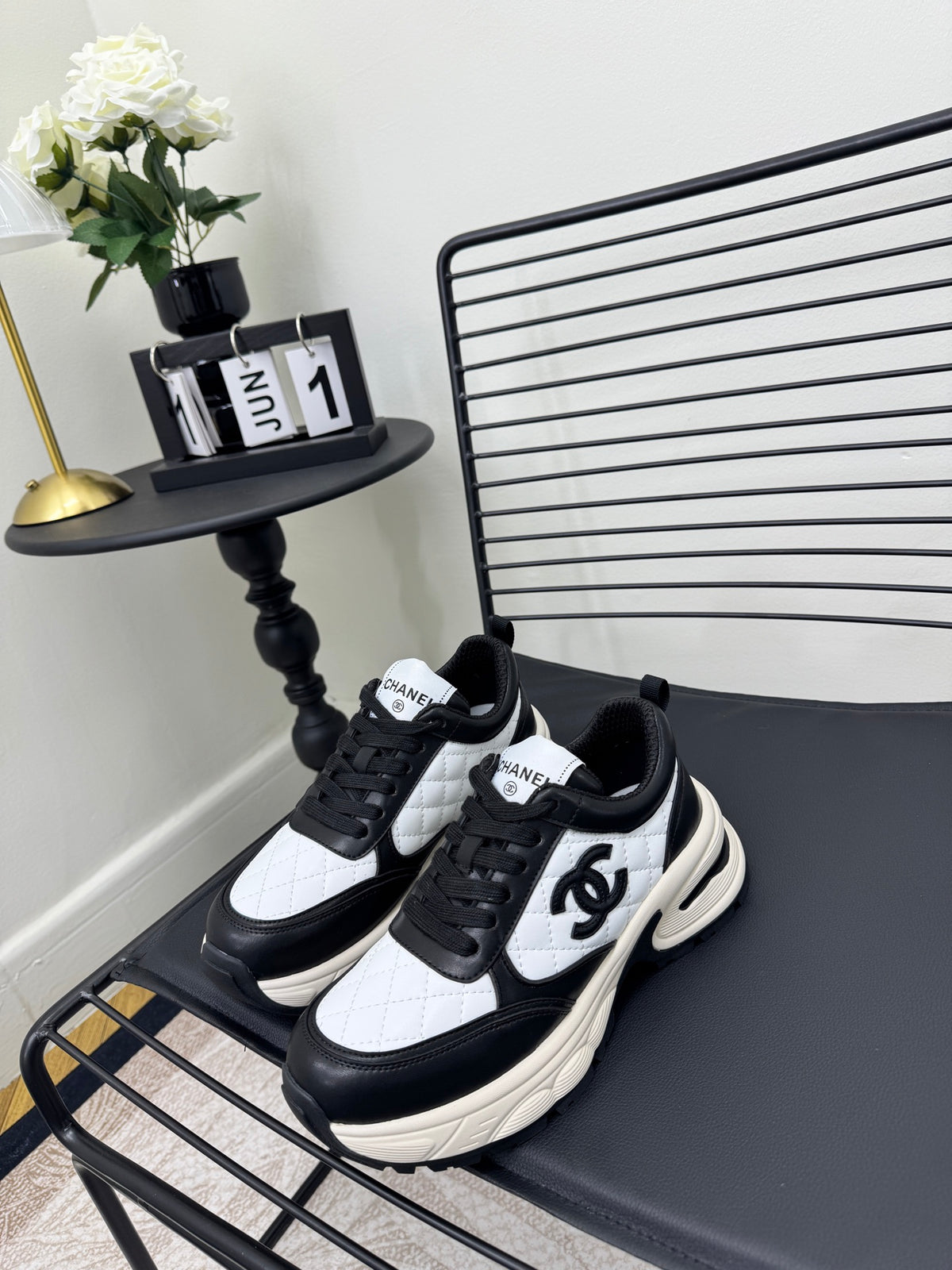 Chanel 25C – vita sneakers med färgblock